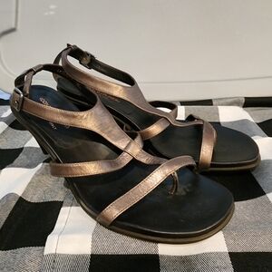 DONALD J PLINER WOMANS HEEL STRAP SANDALS SIZE 9.5 GRAY LEATHER